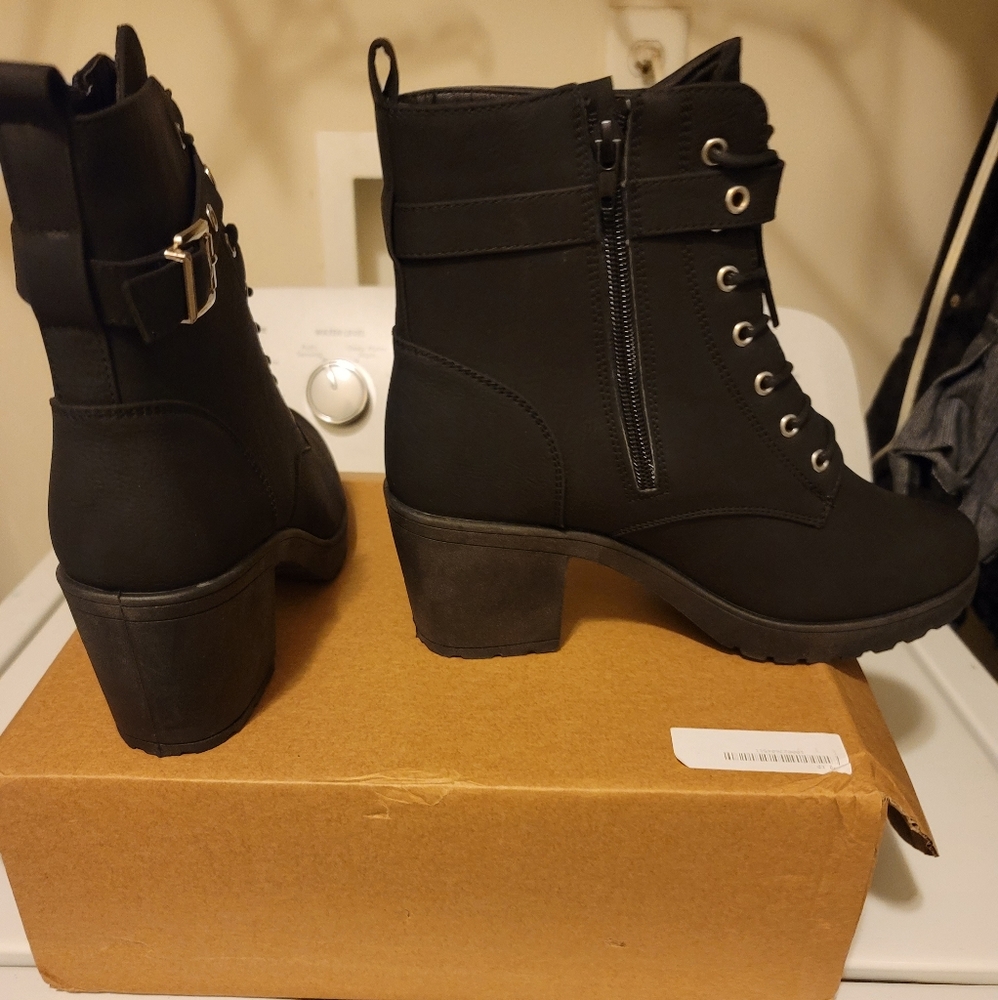 Black Chunky Heel Lace Up Hiker Boot size 7